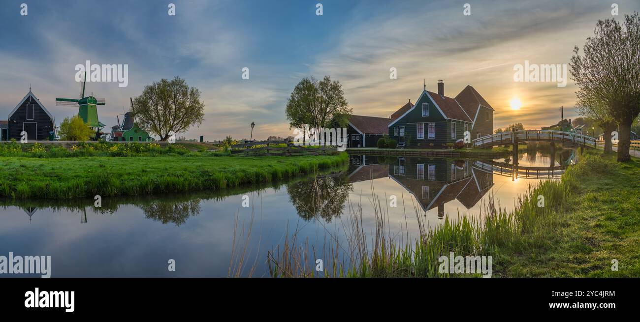 Holländische Windmühle und traditionelles Haus Panorama Sonnenaufgang im Zaanse Schans Village, Amsterdam Niederlande Stockfoto