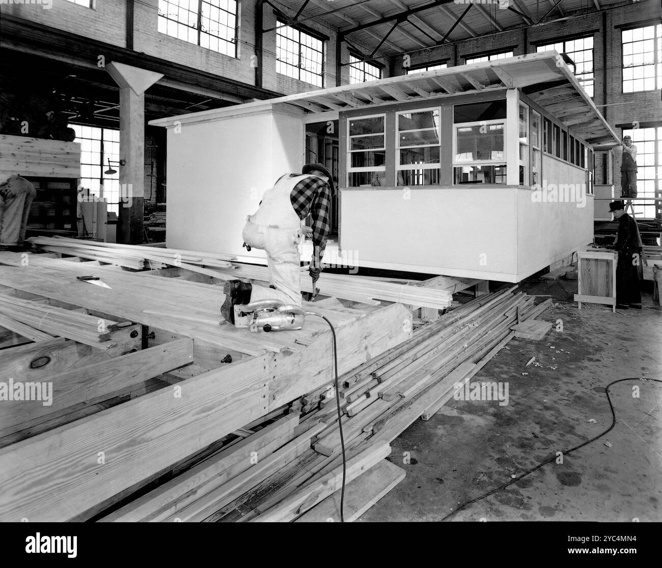Archivfoto aus den 1940er Jahren eines Arbeiters, der ein abnehmbares Haus der Tennessee Valley Authority herstellt. Stockfoto