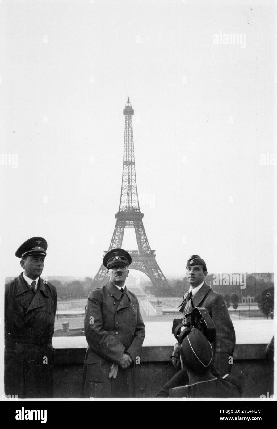 1940 Archivfoto von Adolf Hitler vor dem Eiffelturm in Paris. Mit dem Architekten Albert Speer (links) und dem Bildhauer Arno Breker (rechts). Vom 23. Juni 1940. Stockfoto