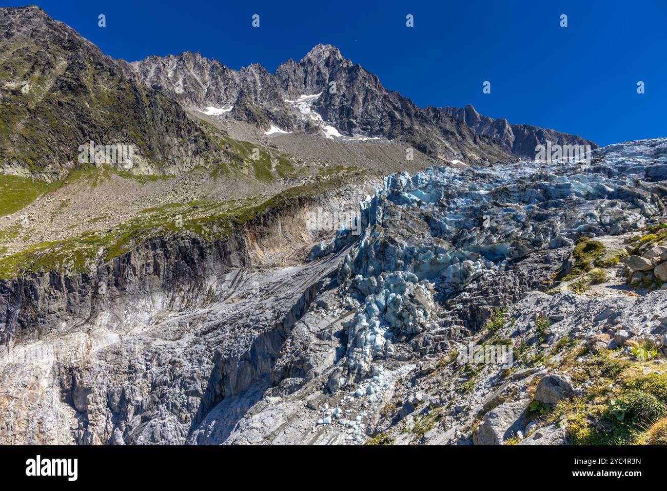 Aiguille du Chardonnet Berggipfel und Gletscher Argentiere im Chamonix-Tal, französische Alpen. Blaues Eis in einem Gletscherserak und einer Gletscherspalte Stockfoto