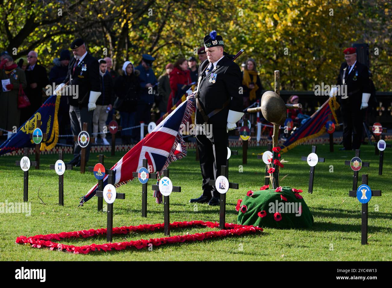 Edinburgh Schottland, Vereinigtes Königreich 21. Oktober 2024. Die Eröffnungszeremonie des Edinburgh Garden of Remembrance findet in den Princes Street Gardens statt. Credit sst/alamy Live News Stockfoto