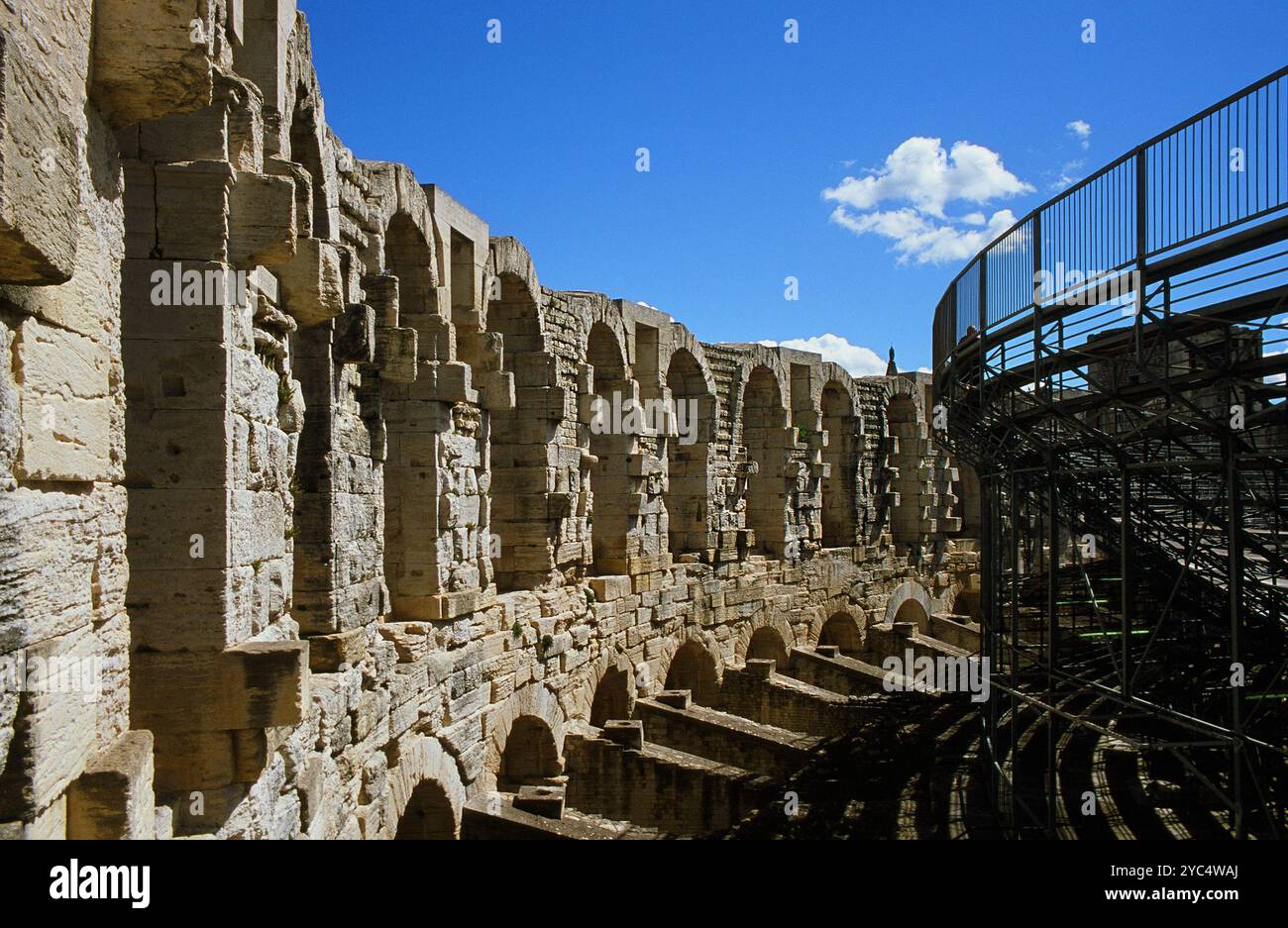 Innenraum des römischen Amphitheaters in Arles, Provence, Südfrankreich Stockfoto