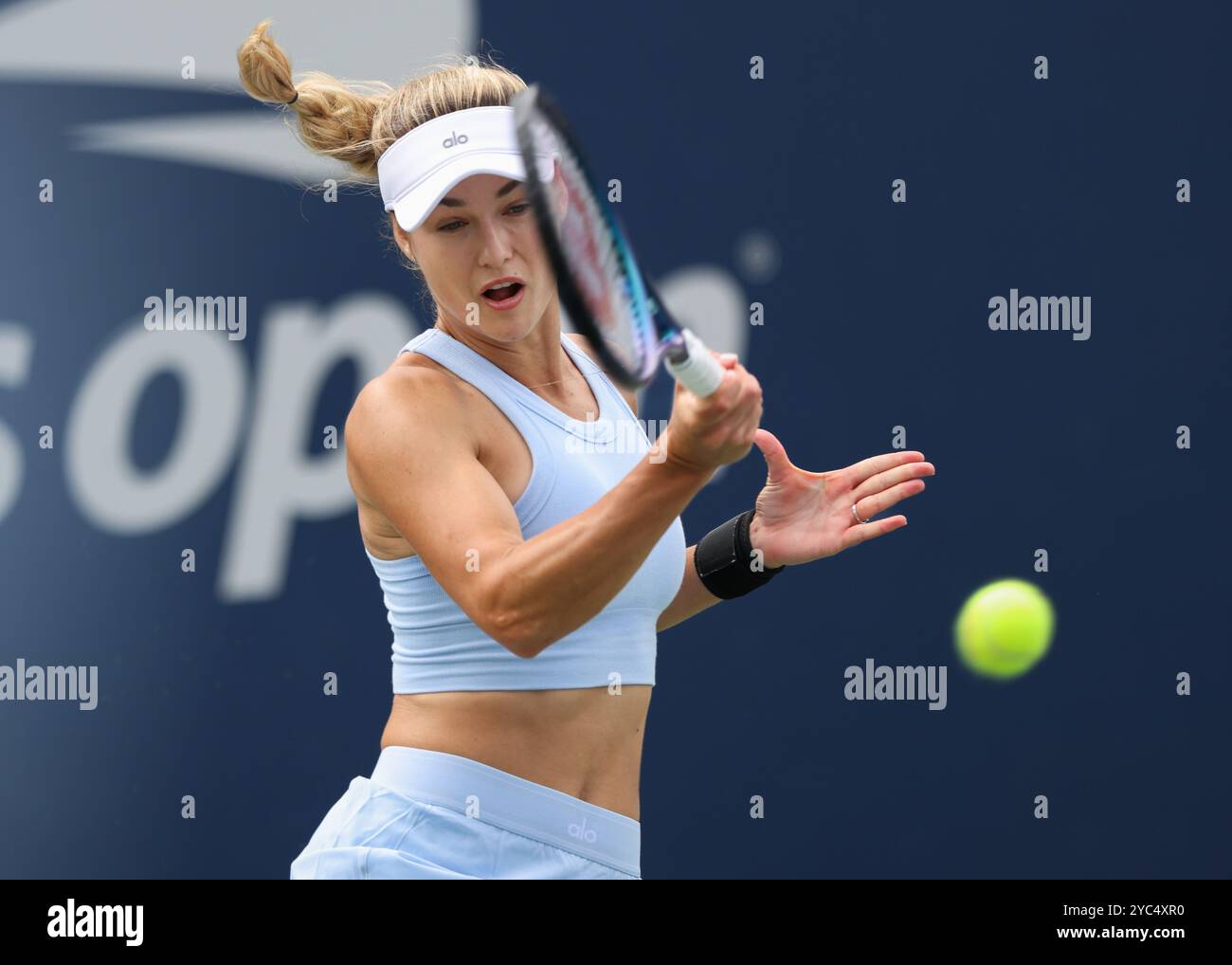 Tennisspielerin Anna Kalinskaya aus Russland in Aktion bei den US Open 2024 Championships, Billie Jean King Tennis Center, Queens, New York, USA. Stockfoto