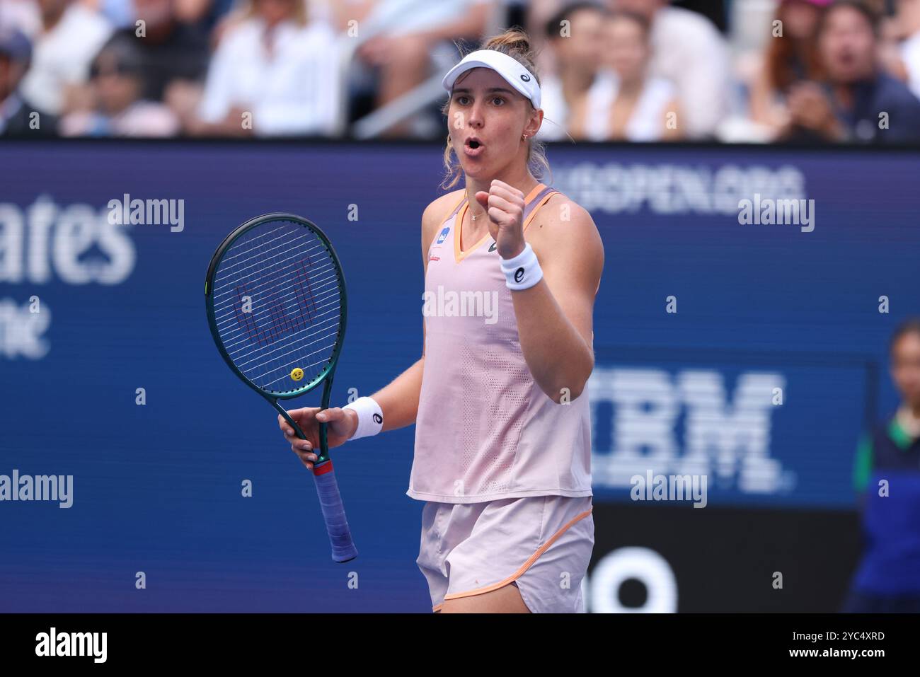 Tennisspielerin Beatriz Haddad Maia aus Brasilien feiert bei den US Open 2024 Championships, Billie Jean King Tennis Center, Queens, New York, USA. Stockfoto