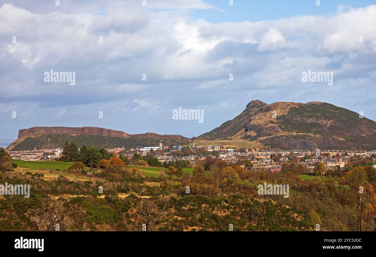 Blackfords, Edinburgh, Schottland, Großbritannien. 21. Oktober 2024. Nach den Sturm Ashley ist die Herbstfarbe der Laubbäume unverkennbar gut, oft starke Winde und Regen, wie es die Stadt letzte Nacht hatte, würden viele der Bäume von ihren bunten Blättern befreien, aber bisher so gut. Im Bild: Der Blick von Blackford Hill über Grange, Marchmont und Newington. Quelle: Archwhite/Alamy Live News. Stockfoto