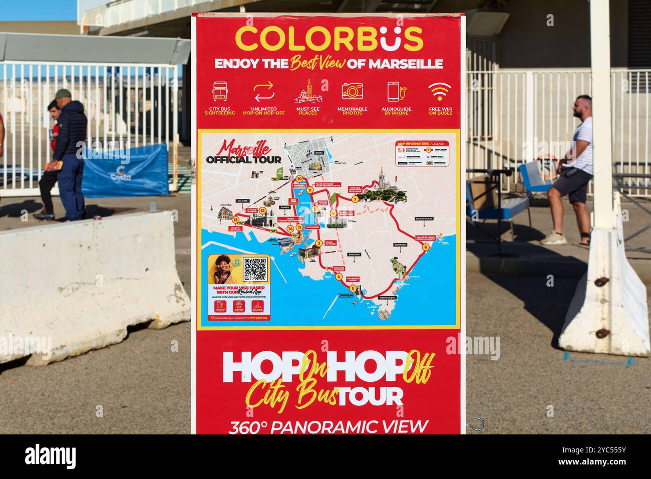 Marseille. Frankreich - 21. Oktober 2024: Zeigt ein Streckenschild für den Touristenbus in Marseille mit einer detaillierten Karte der Colorbus-Tour. Ist strategisch Stockfoto
