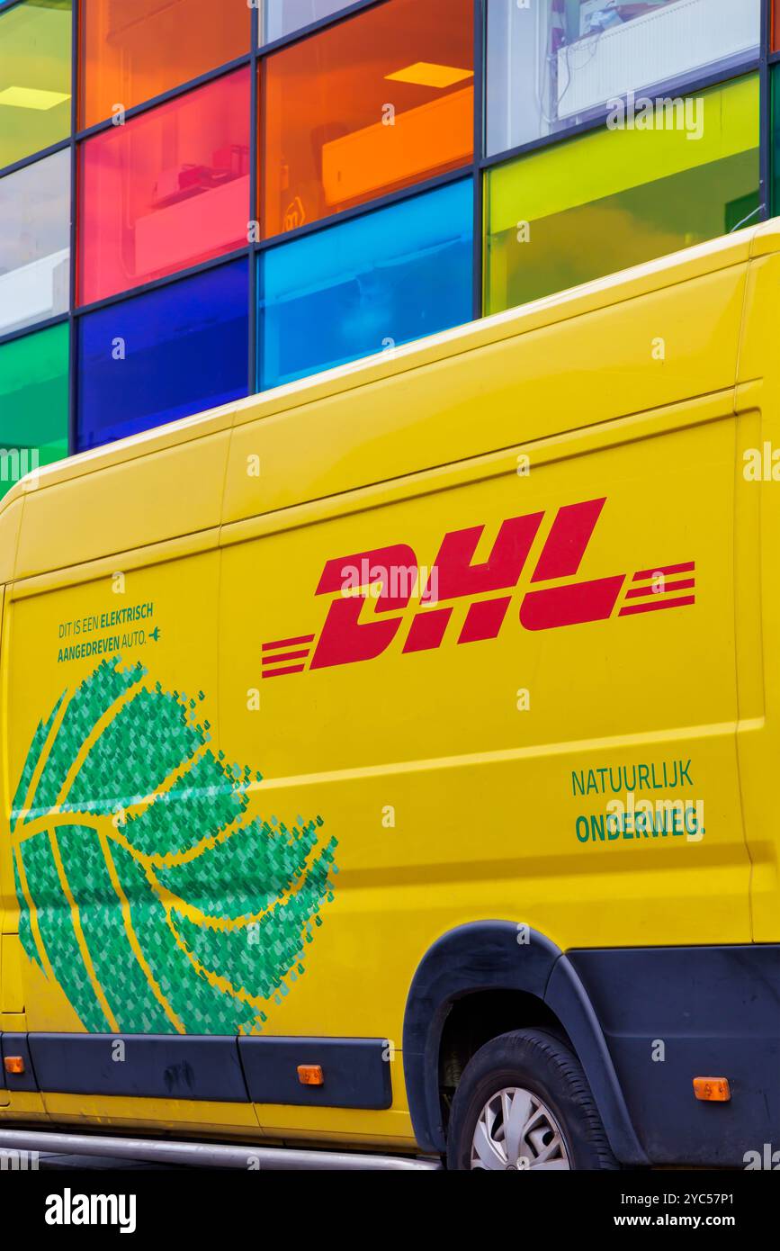 Almere, Niederlande - 17. September 2024: E-DHL-Postkurierwagen in Almere, Niederlande Stockfoto
