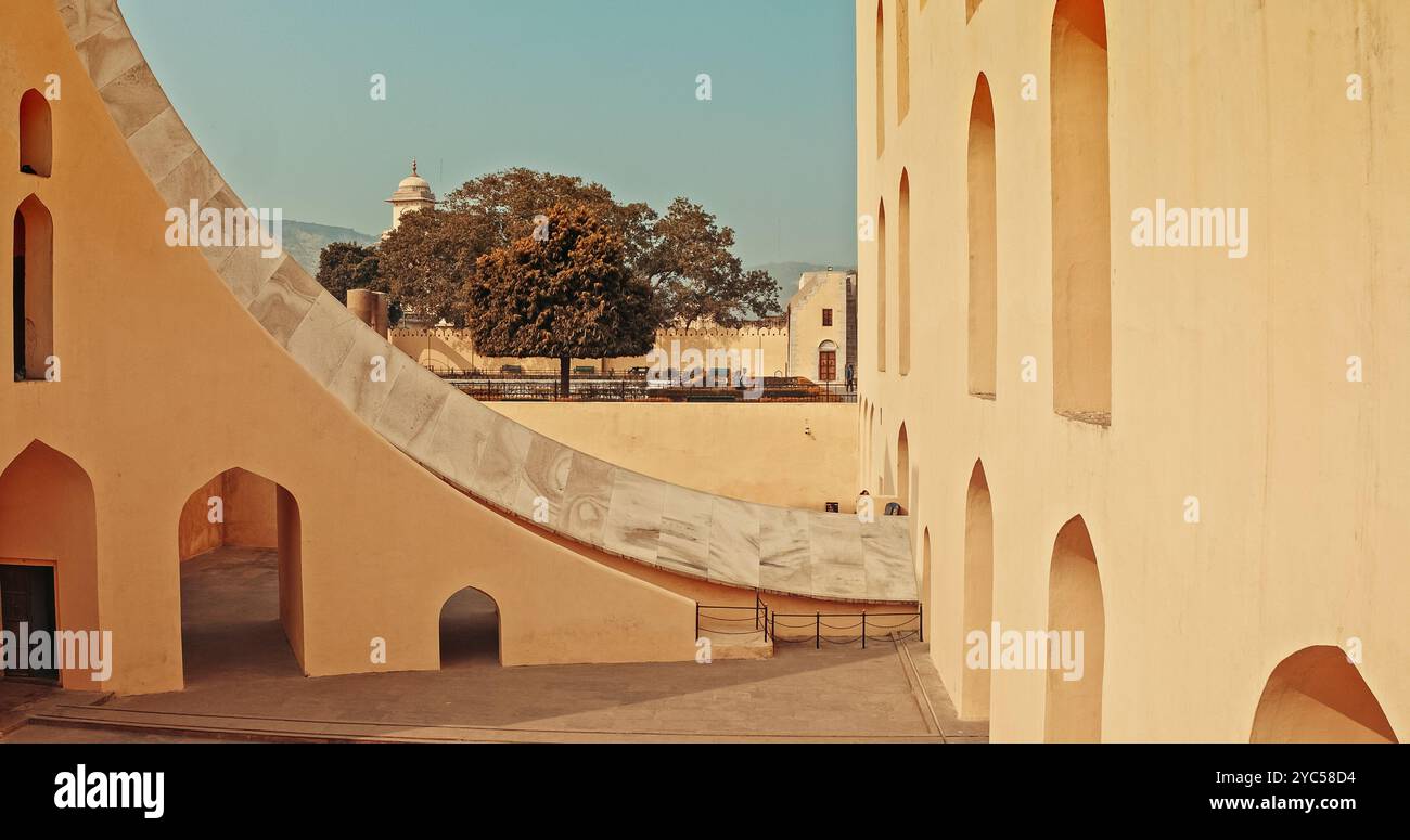 Jaipur, Rajasthan, Indien. Jantar Mantar in Jaipur ist ein Astronomischer Beobachtungsort, der Anfang des 18. Jahrhunderts erbaut wurde. Es Enthält Einen Satz Von Etwa 20 Main Stockfoto