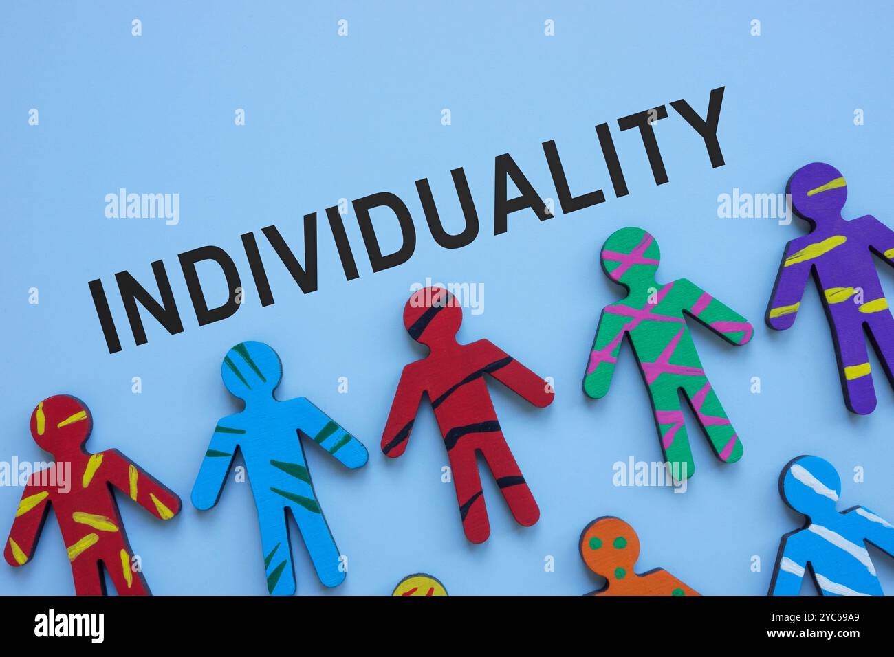 Bunte Figuren mit dem Wort Individualität. Stockfoto