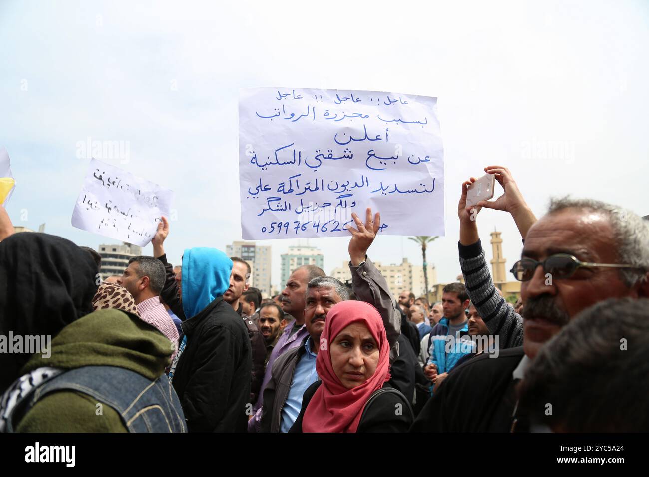 Tausende von Mitarbeitern der Palästinensischen Autonomiebehörde haben sich auf dem Al-Saraya-Platz im Zentrum von Gaza-Stadt versammelt, um die Entscheidung der Palästinensischen Autonomiebehörde, die Gehälter ihrer Mitarbeiter zu senken, anzuprangern. Der Protest hat stattgefunden, um die Wut über die Entscheidung der Palästinensischen Autonomiebehörde 8217 zum Ausdruck zu bringen und den Rücktritt der Regierung von Dr. Rami Hamdallah zu fordern Stockfoto