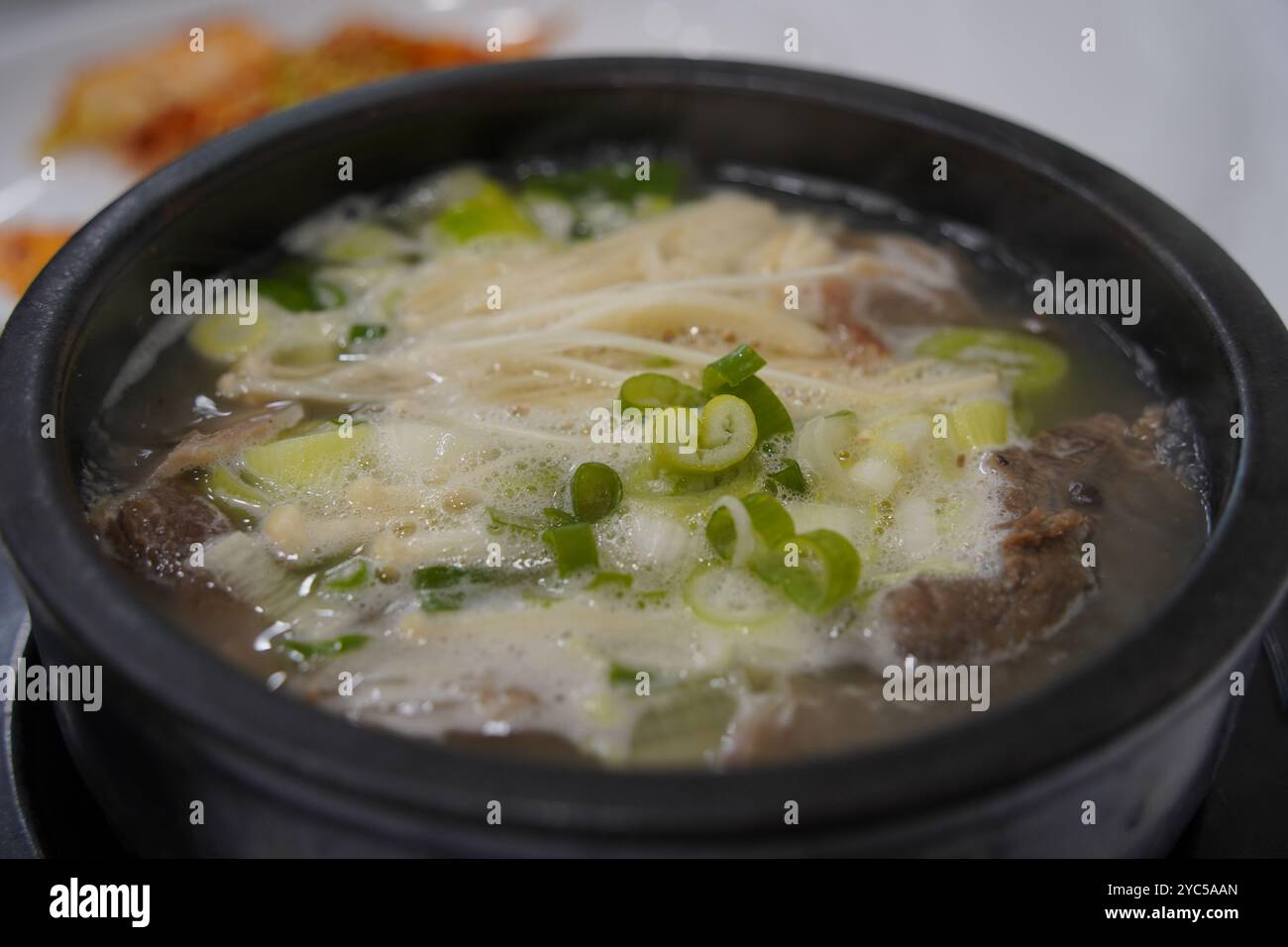 Traditionelle koreanische Suppe, die aus Rindfleisch, Ochsenknochen, Klette, Taro-Stielen und Rettich für eine lange Zeit zubereitet wird Stockfoto