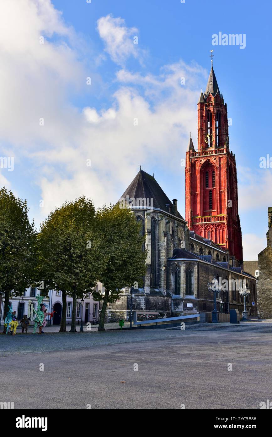 Herrlicher, leuchtend roter Turm im gotischen Stil Sint-Janskerk unter blauem Himmel, aus Sicht von Vrijhof, Maastricht, den Niederlanden Stockfoto