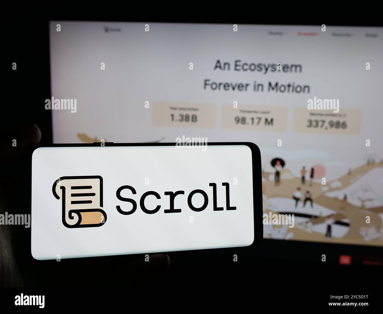 Person, die ein Mobiltelefon mit dem Logo der Blockchain-Firma Scroll Foundation (Scroll.io) auf dem Bildschirm vor der Webseite hält. Schwerpunkt auf dem Display des Telefons. Stockfoto