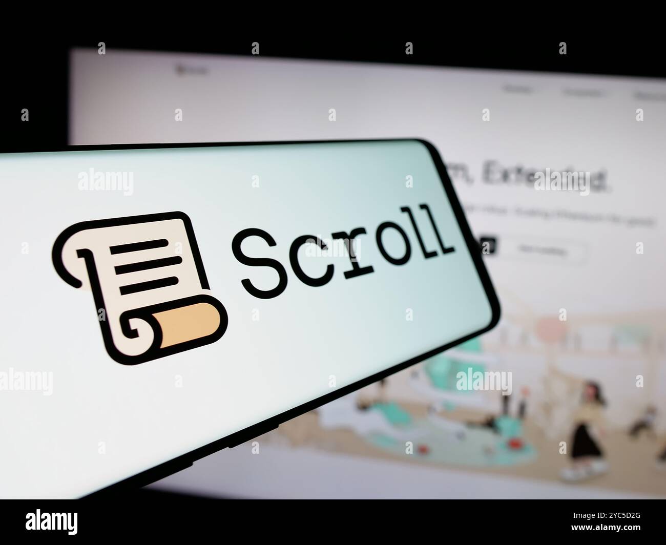 Mobiltelefon mit Logo der Blockchain-Firma Scroll Foundation (Scroll.io) auf dem Bildschirm vor der Website. Fokussieren Sie sich auf die linke Mitte des Telefondisplays. Stockfoto