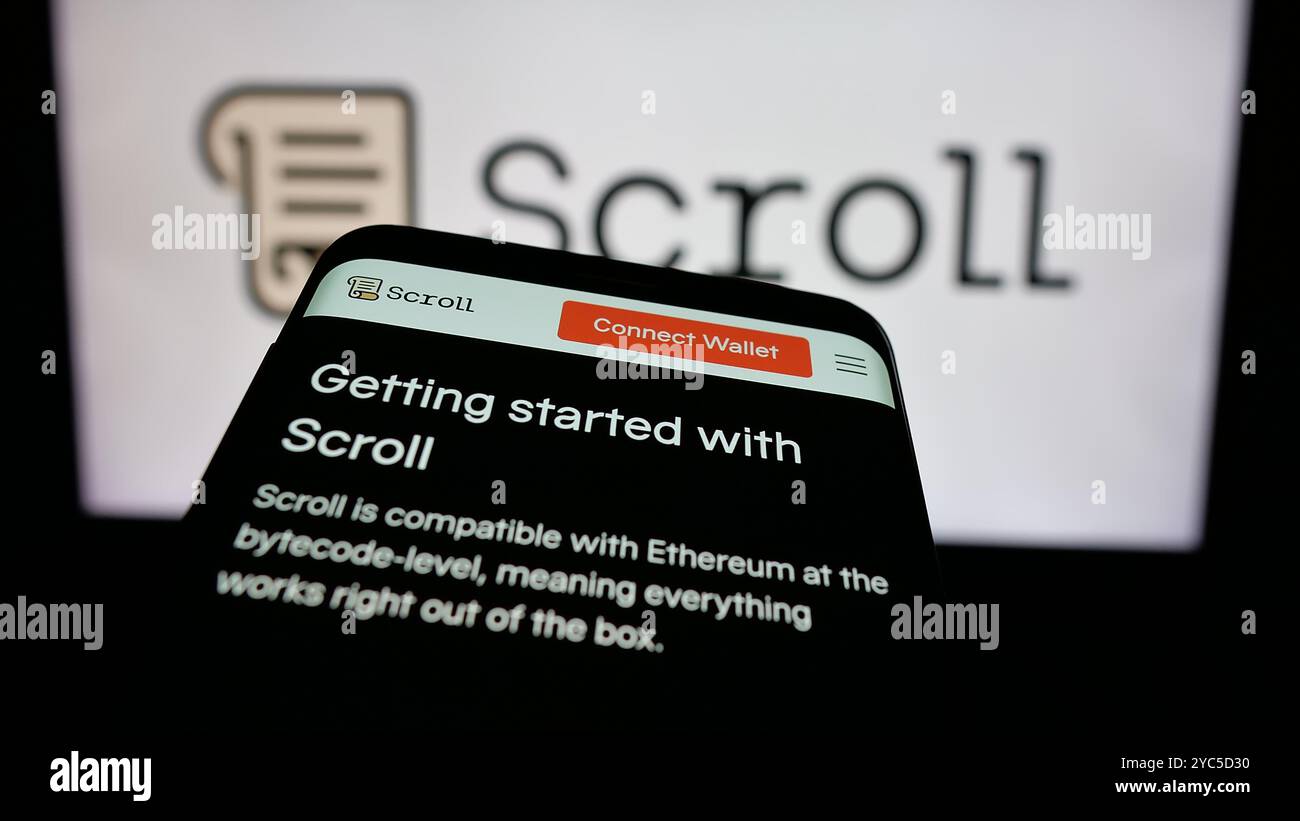 Smartphone mit Website des Blockchain-Unternehmens Scroll Foundation (Scroll.io) auf dem Bildschirm vor dem Logo. Fokussieren Sie sich oben links auf der Telefonanzeige. Stockfoto