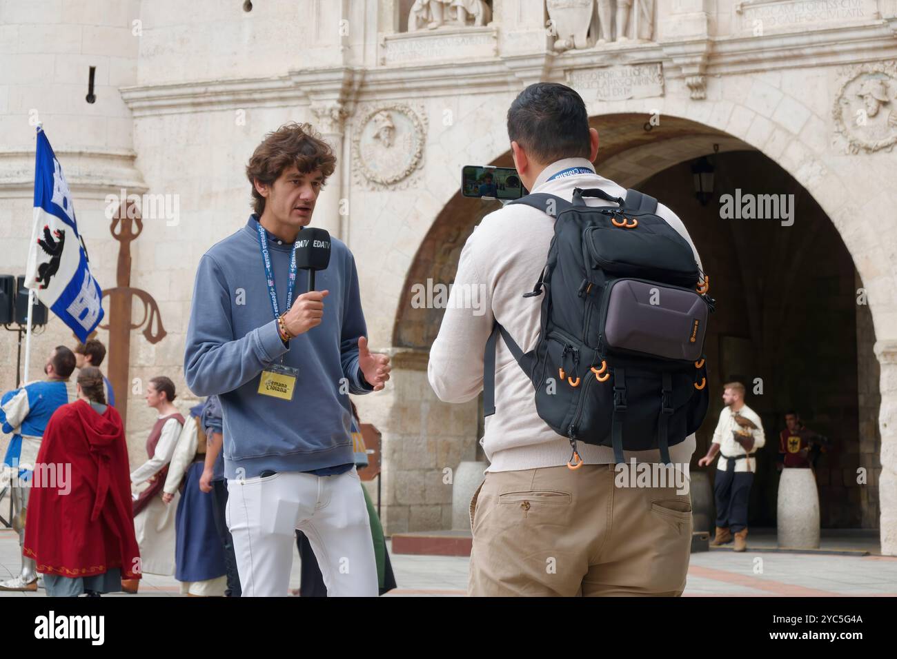 Lokaler tv-Nachrichtenreporter und Kameramann, der vor Saint Marys Arch während der El Cid-Feste Burgos Castile und Leon Spanien arbeitete Stockfoto