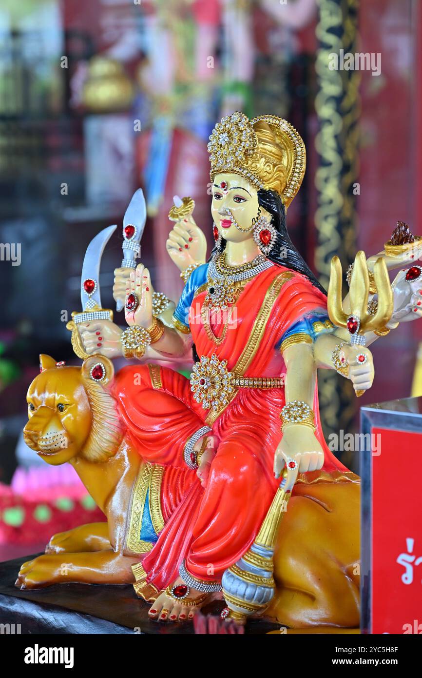 Wunderschönes Idol der Göttin Durga Devi im thailändischen Tempel Bangkok Stockfoto