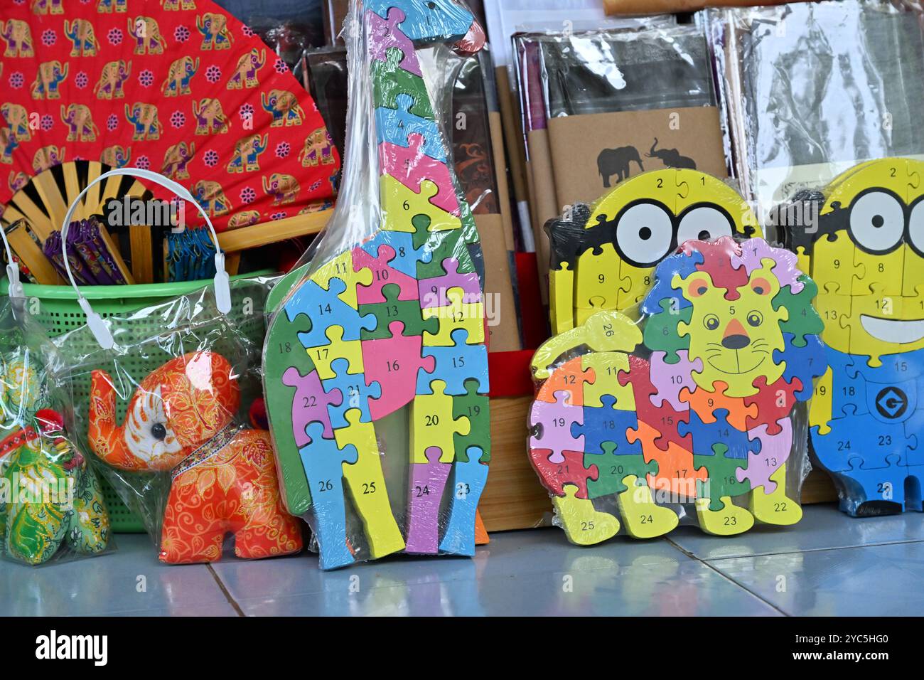 „Floating Market Thailand“ verkauft verschiedene Puzzle-Spielzeuge für Kinder im Damneon saduak Thailand Bangkok Asien Stockfoto