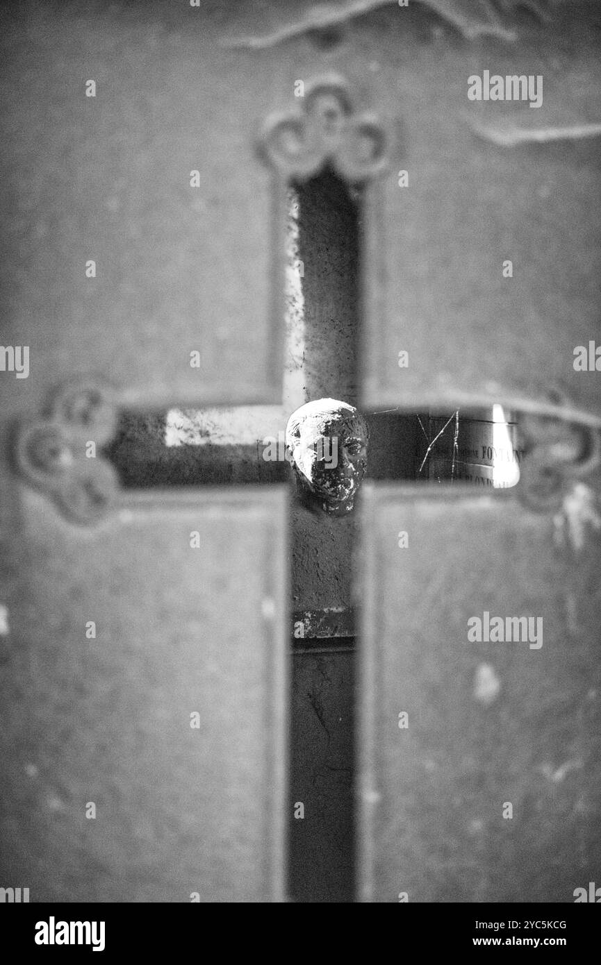 Unbekanntes Grab auf dem Friedhof Montparnasse in Paris Stockfoto