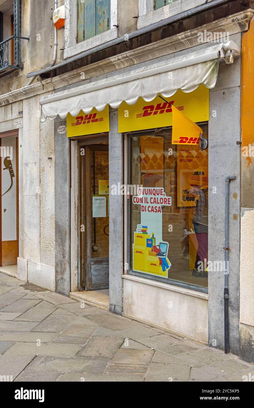 Venedig, Italien - 09. Oktober 2024: DHL-Shop für Versandservice in der Strada Nova Street in der Altstadt. Stockfoto