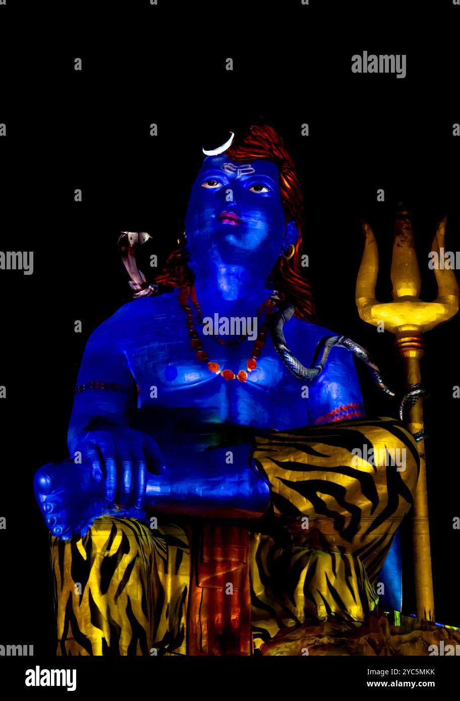 Isolierte Statue des Hindugottes Lord Shiva in Meditationshaltung mit dramatischem Laserlichteffekt Stockfoto