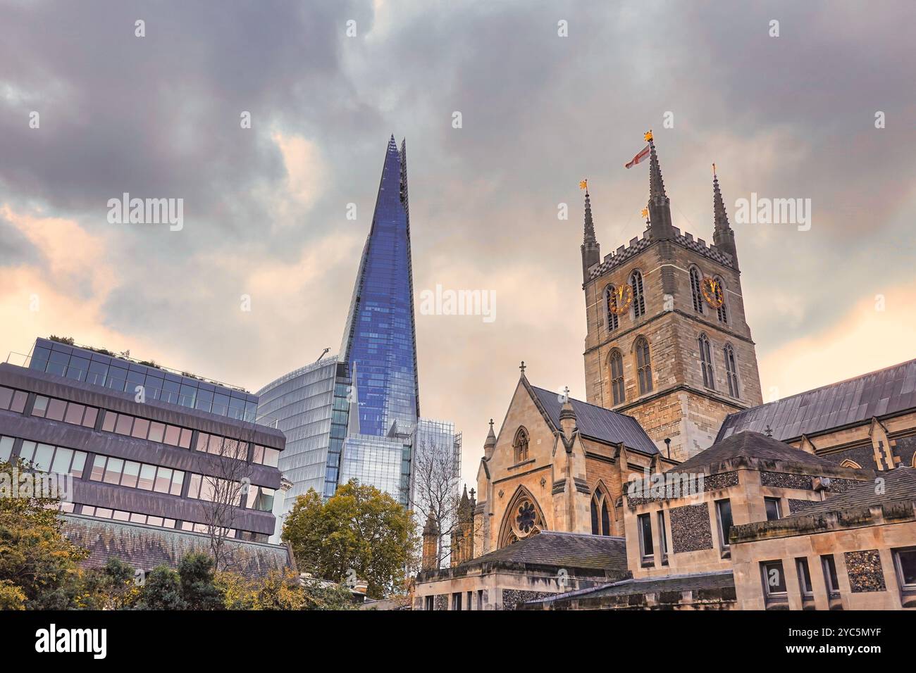London, England, Großbritannien - die Skyline der Stadt im Herbst mit den Türmen der Southwark Cathedral und The Shard Stockfoto