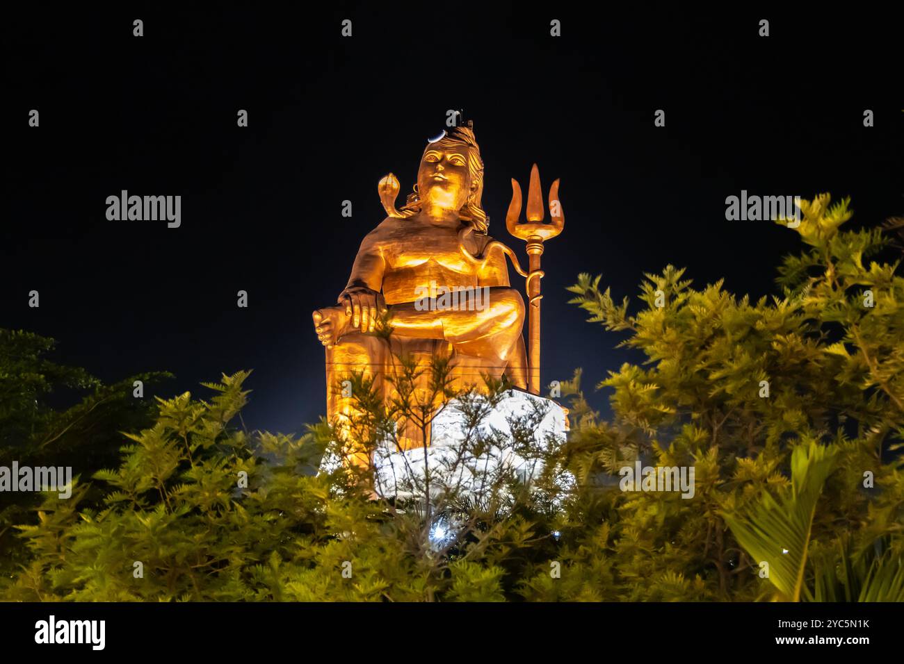 Isolierte Statue des heiligen HinduLord Shiva in Meditationshaltung mit schwarzem, dunklem Himmel in der Nacht Stockfoto