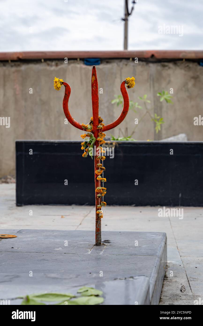 Isolierter heiliger Dreizack des Hindugottes Shiva am Tag im Tempel Stockfoto