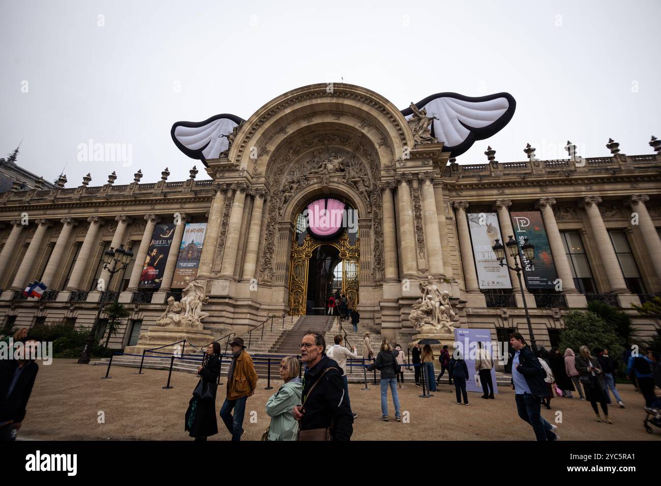 Paris, Frankreich. Oktober 2024. Die Menschen passieren vor der Fassade des Petit Palais in Paris. Die dritte Ausgabe der Art Basel Paris, der Messe für zeitgenössische Kunst, ist nach drei Jahren Restaurierungsarbeiten am historischen Pariser Gebäude endlich in das Grand Palais gezogen. Die Veranstaltung findet vom 18. Bis 20. Oktober statt und umfasst 195 Galerien aus 42 Ländern. (Foto: Telmo Pinto/SOPA Images/SIPA USA) Credit: SIPA USA/Alamy Live News Stockfoto