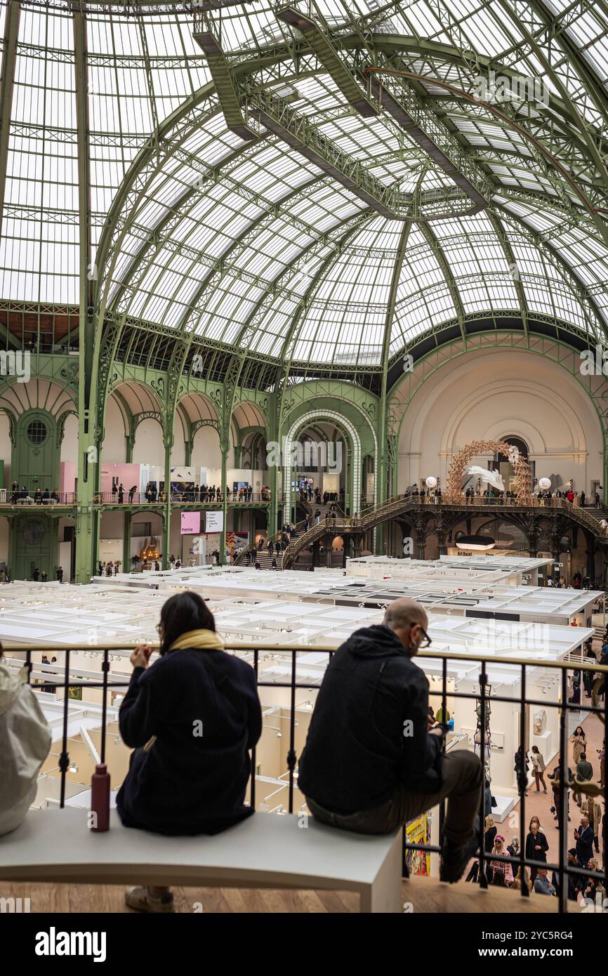 Paris, Frankreich. Oktober 2024. Besucher besuchen die Messe Art Basel für zeitgenössische Kunst im Grand Palais in Paris. Die dritte Ausgabe der Art Basel Paris, der Messe für zeitgenössische Kunst, ist nach drei Jahren Restaurierungsarbeiten am historischen Pariser Gebäude endlich in das Grand Palais gezogen. Die Veranstaltung findet vom 18. Bis 20. Oktober statt und umfasst 195 Galerien aus 42 Ländern. (Foto: Telmo Pinto/SOPA Images/SIPA USA) Credit: SIPA USA/Alamy Live News Stockfoto
