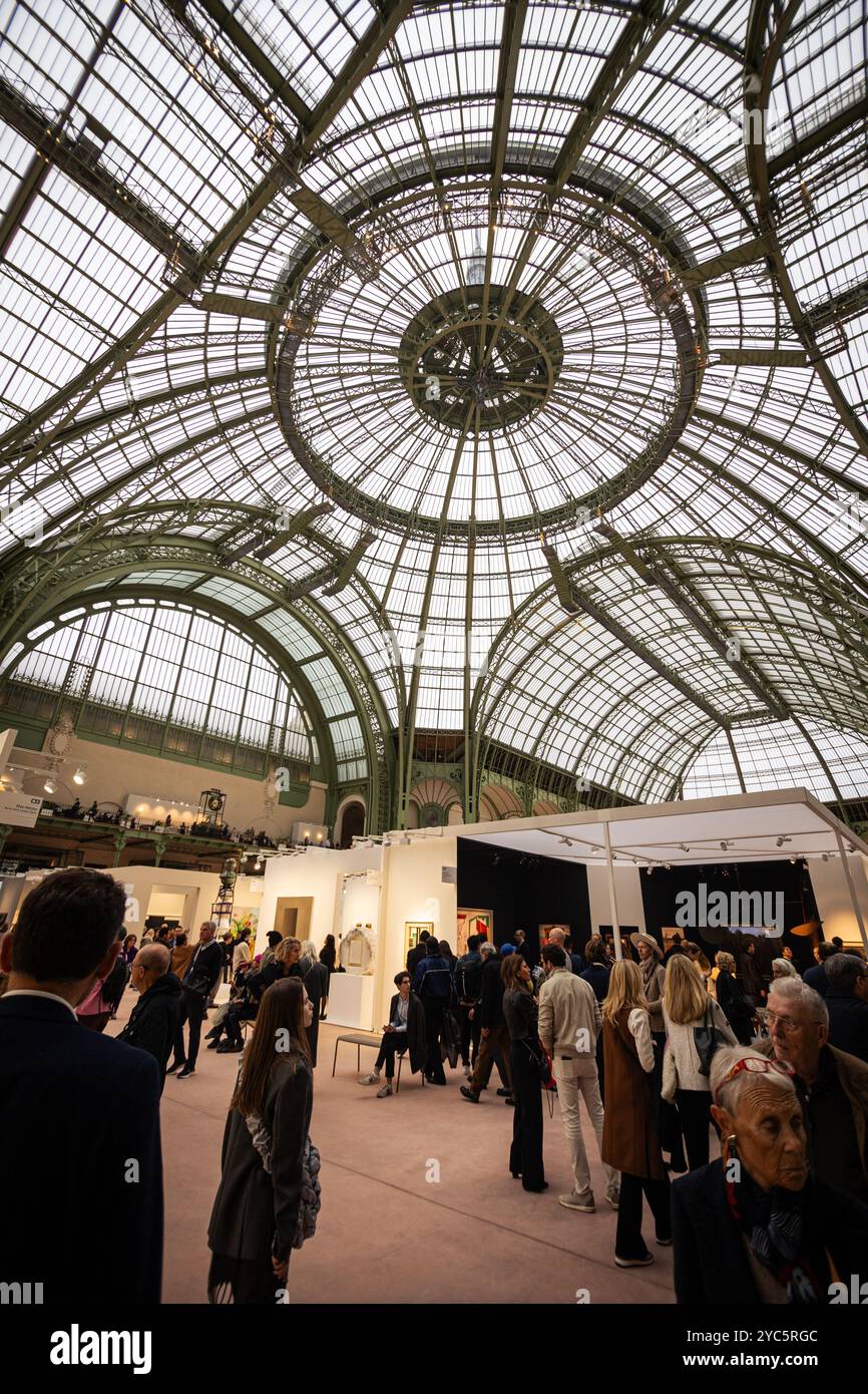 Paris, Frankreich. Oktober 2024. Besucher besuchen die Messe Art Basel für zeitgenössische Kunst im Grand Palais in Paris. Die dritte Ausgabe der Art Basel Paris, der Messe für zeitgenössische Kunst, ist nach drei Jahren Restaurierungsarbeiten am historischen Pariser Gebäude endlich in das Grand Palais gezogen. Die Veranstaltung findet vom 18. Bis 20. Oktober statt und umfasst 195 Galerien aus 42 Ländern. (Foto: Telmo Pinto/SOPA Images/SIPA USA) Credit: SIPA USA/Alamy Live News Stockfoto
