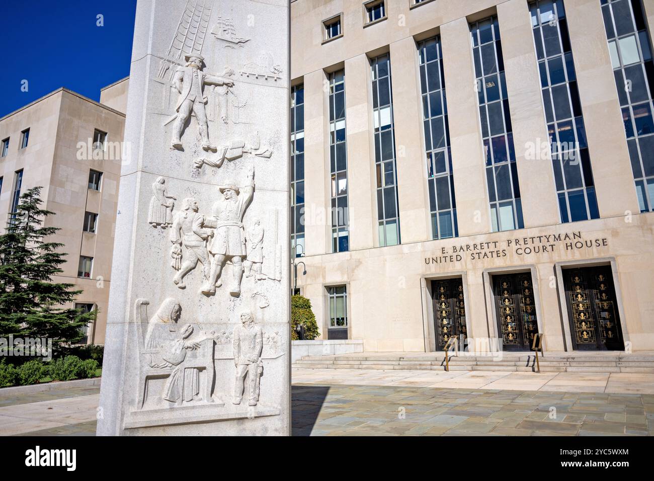 WASHINGTON DC, USA – Carl Paul Jenneweins Trylon of Freedom steht vor dem E. Barrett Prettyman United States Courthouse und repräsentiert die Gewaltenteilung in der Bundesregierung. Die 1954 errichtete Granitskulptur ist ein wichtiges öffentliches Kunstwerk in Washington, DC. Die modernistische Fassade des Gerichtsgebäudes ist deutlich sichtbar hinter der Skulptur, was die Bedeutung des Ortes erhöht. Stockfoto