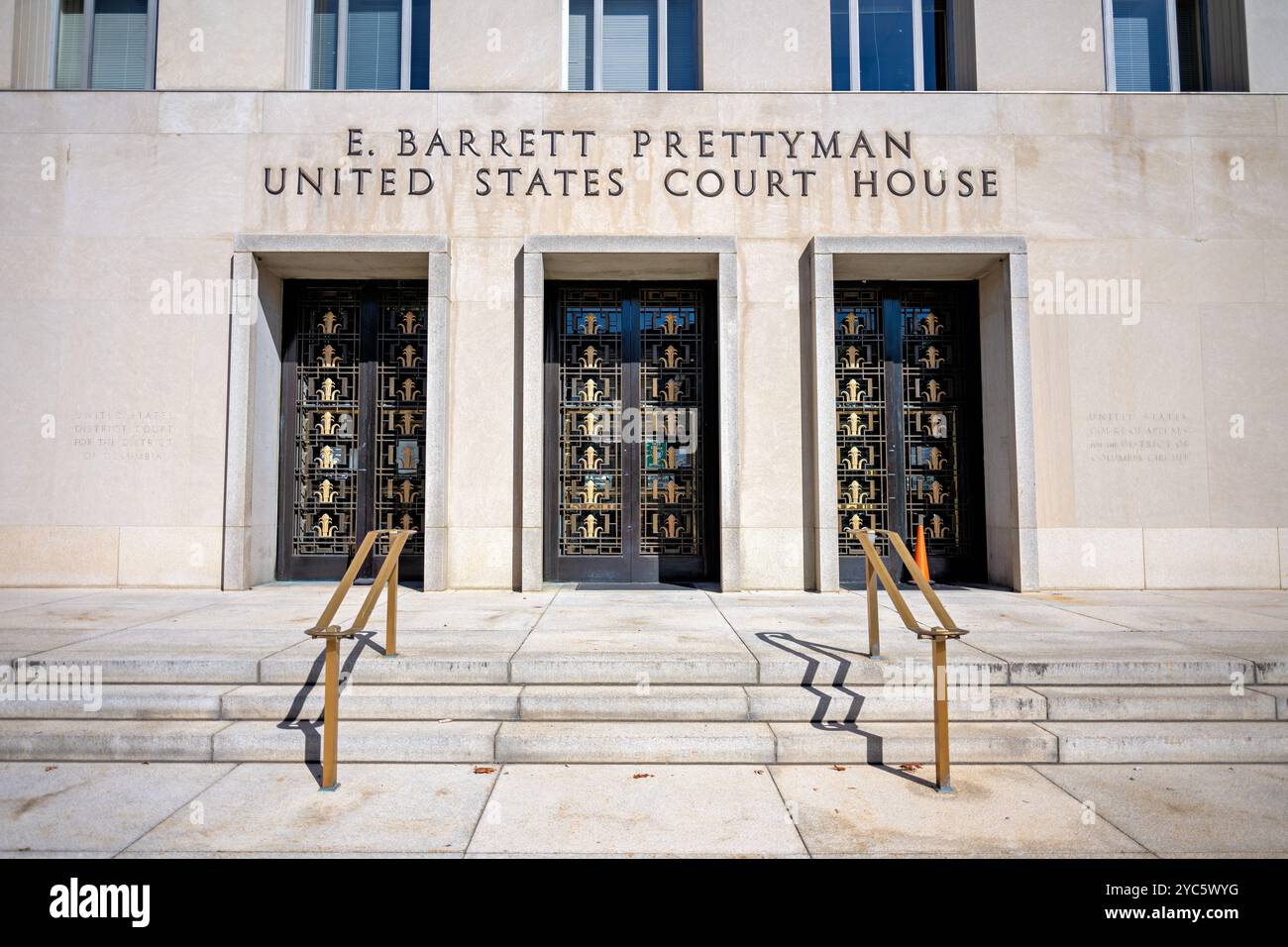 E Barrett Prettyman Courthouse Washington DC // WASHINGTON DC — das E. Barrett Prettyman United States Courthouse am Judiciary Square ist ein prominentes Bundesgebäude, in dem sich das U.S. District Court for the District of Columbia und das U.S. Court of Appeals for the DC Circuit befinden. Dieses berühmte Gerichtsgebäude, das 1952 fertiggestellt wurde, ist ein bedeutendes Wahrzeichen der Justiz in Washington, D.C. Stockfoto