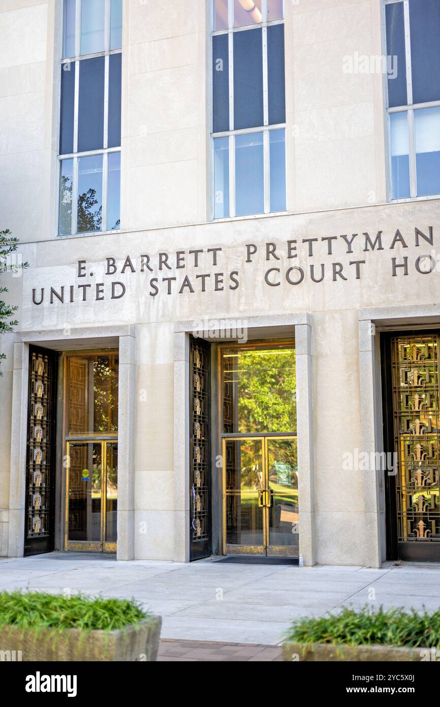 E Barrett Prettyman United States Courthouse Washington DC // WASHINGTON DC — das E. Barrett Prettyman United States Courthouse am Judiciary Square ist ein bekanntes Bundesgebäude, in dem sich das U.S. District Court for the District of Columbia und das U.S. Court of Appeals for the DC Circuit befinden. Dieses berühmte Gerichtsgebäude, das 1952 fertiggestellt wurde, ist ein bedeutendes Wahrzeichen der Justiz in Washington, D.C. Stockfoto