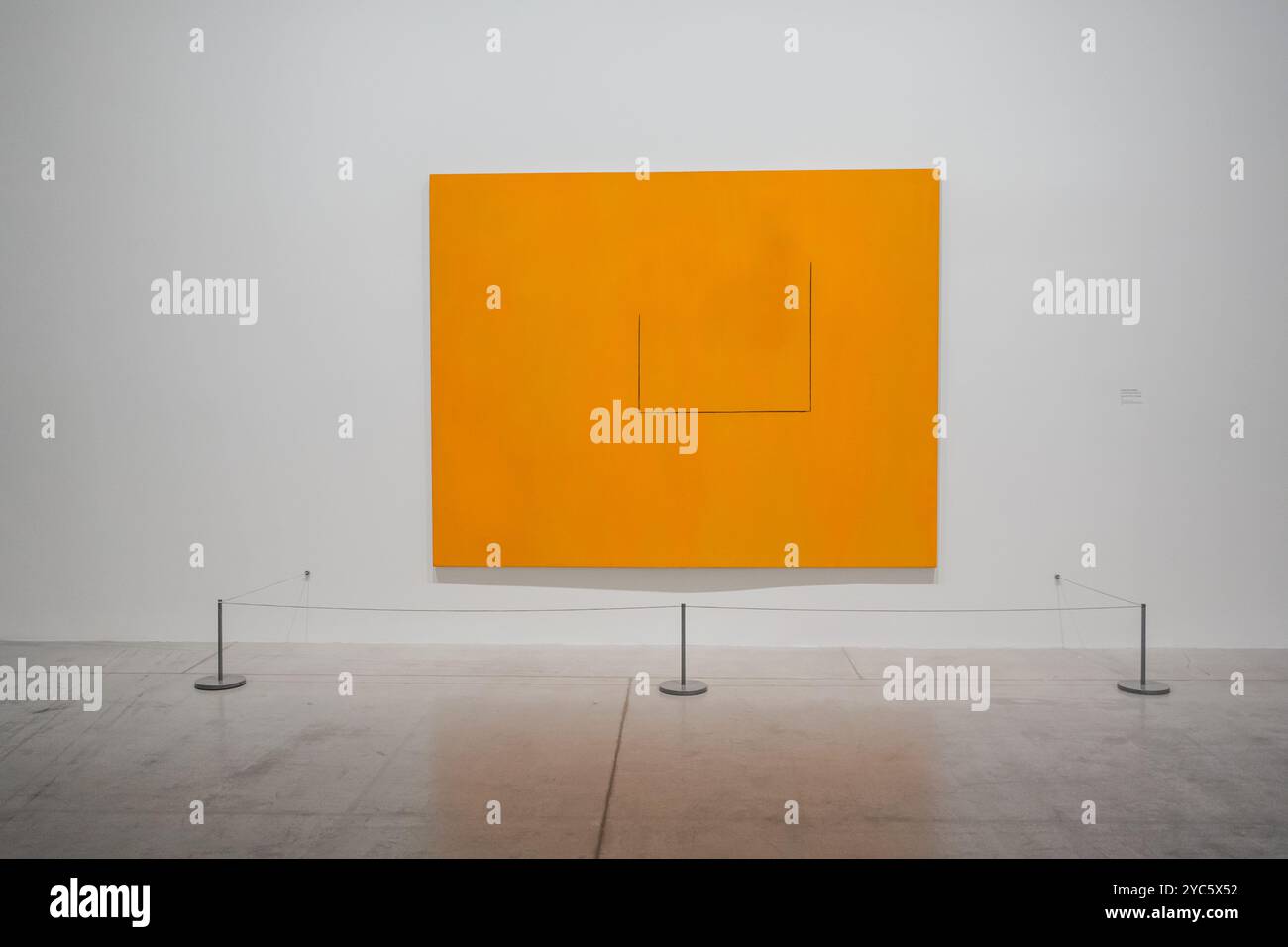 „In Orange“ von Robert Motherwell, ein Kunstwerk aus Acryl und Kohle auf Leinwand, Teil seiner Open-Serie Stockfoto