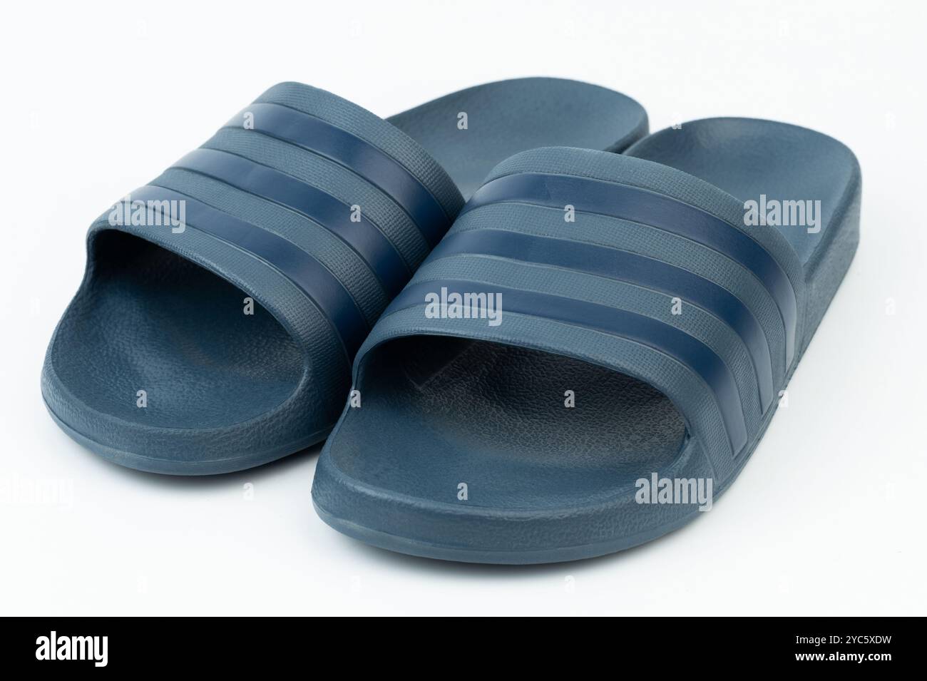 Blaue Slide-Sandalen, die für Tragekomfort entworfen wurden und perfekt für legere Ausflüge im Sommer geeignet sind. Stockfoto