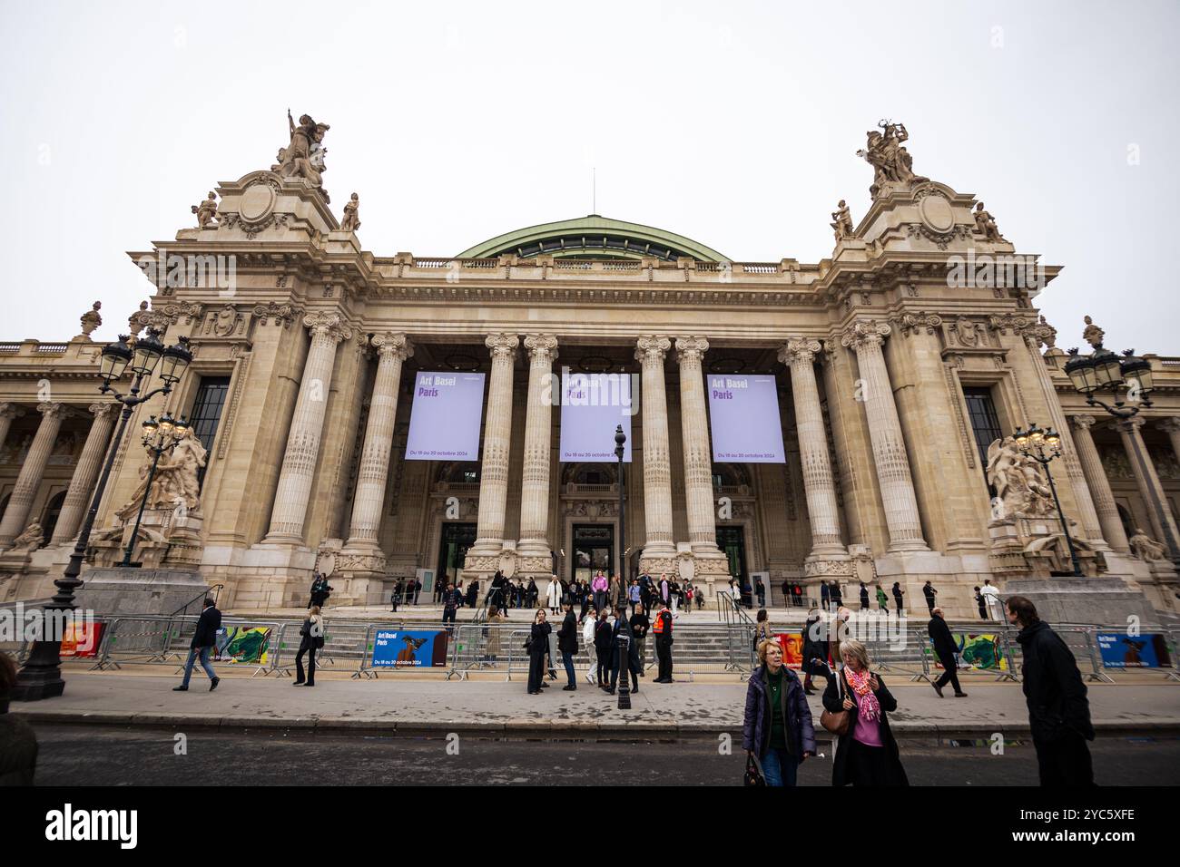 Paris, Frankreich. Oktober 2024. Eintritt zum Grand Palais in Paris während der Messe für zeitgenössische Kunst Art Basel Paris. Die dritte Ausgabe der Art Basel Paris, der Messe für zeitgenössische Kunst, ist nach drei Jahren Restaurierungsarbeiten am historischen Pariser Gebäude endlich in das Grand Palais gezogen. Die Veranstaltung findet vom 18. Bis 20. Oktober statt und umfasst 195 Galerien aus 42 Ländern. Quelle: SOPA Images Limited/Alamy Live News Stockfoto