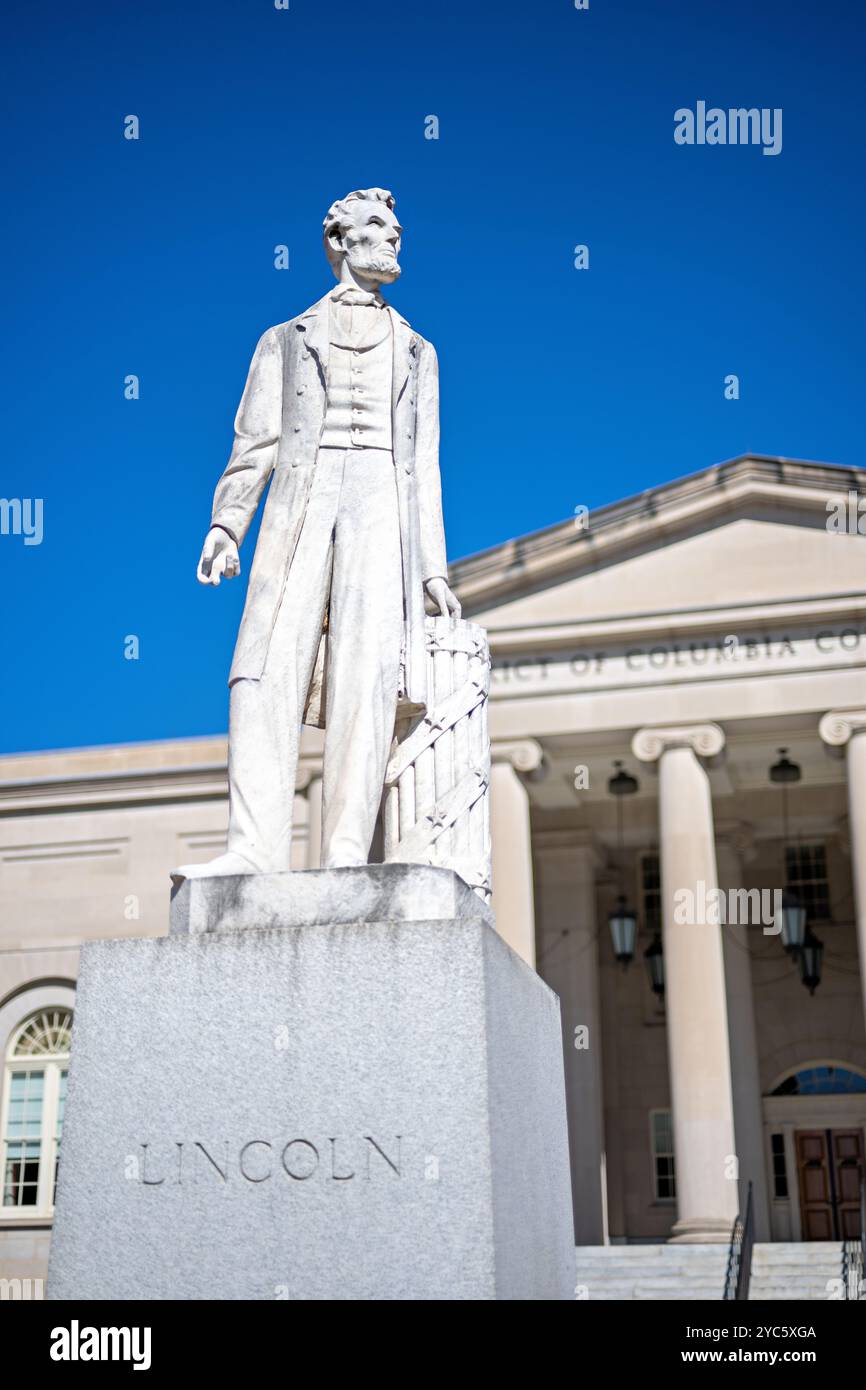 Abraham Lincoln Statue Judiciary Square Washington DC // WASHINGTON DC – die Statue von Abraham Lincoln steht vor dem DC Court of Appeals am Judiciary Square. Das von Lot Flannery geschaffene und am 15. April 1868 geweihte Denkmal war das erste öffentliche Denkmal für Lincoln nach seiner Ermordung. Die Marmorstatue stellt Lincoln als Anwalt und Staatsmann dar. Ursprünglich auf einer hohen Säule stehend, wurde es 1923 wieder auf einem Granitsockel errichtet, nachdem es während der Renovierung des Gerichtsgebäudes entfernt wurde. Stockfoto