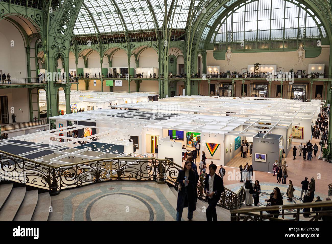 Paris, Frankreich. Oktober 2024. Allgemeiner Blick auf die Messe für zeitgenössische Kunst Art Basel im Grand Palais in Paris. Die dritte Ausgabe der Art Basel Paris, der Messe für zeitgenössische Kunst, ist nach drei Jahren Restaurierungsarbeiten am historischen Pariser Gebäude endlich in das Grand Palais gezogen. Die Veranstaltung findet vom 18. Bis 20. Oktober statt und umfasst 195 Galerien aus 42 Ländern. (Foto: Telmo Pinto/SOPA Images/SIPA USA) Credit: SIPA USA/Alamy Live News Stockfoto