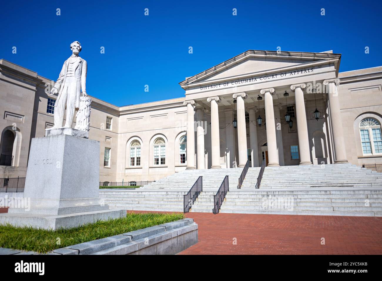 Abraham Lincoln Statue DC Court of Appeals Washington DC // WASHINGTON DC – die Statue von Abraham Lincoln steht vor dem DC Court of Appeals am Judiciary Square. Das von Lot Flannery geschaffene und am 15. April 1868 geweihte Denkmal war das erste öffentliche Denkmal für Lincoln nach seiner Ermordung. Die Marmorstatue stellt Lincoln als Anwalt und Staatsmann dar. Ursprünglich auf einer hohen Säule stehend, wurde es 1923 wieder auf einem Granitsockel errichtet, nachdem es während der Renovierung des Gerichtsgebäudes entfernt wurde. Stockfoto