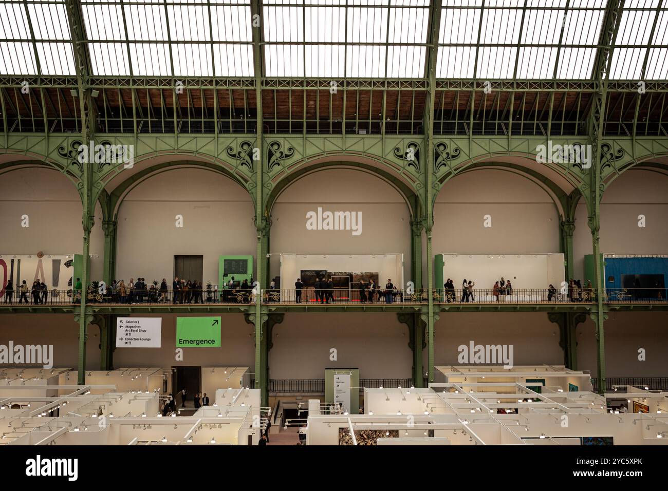 Paris, Frankreich. Oktober 2024. Allgemeiner Blick auf die Messe für zeitgenössische Kunst Art Basel im Grand Palais in Paris. Die dritte Ausgabe der Art Basel Paris, der Messe für zeitgenössische Kunst, ist nach drei Jahren Restaurierungsarbeiten am historischen Pariser Gebäude endlich in das Grand Palais gezogen. Die Veranstaltung findet vom 18. Bis 20. Oktober statt und umfasst 195 Galerien aus 42 Ländern. Quelle: SOPA Images Limited/Alamy Live News Stockfoto