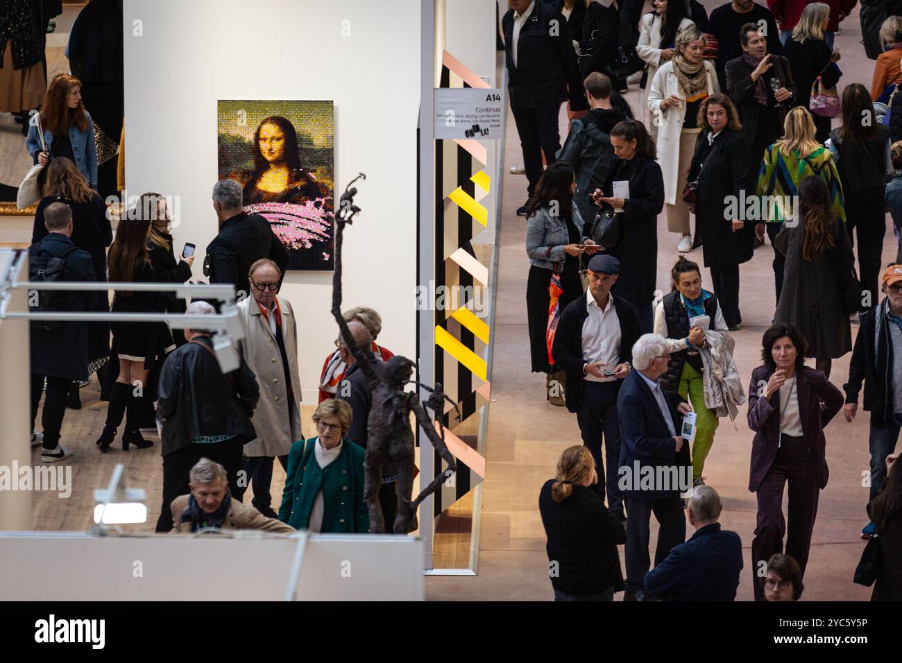 Paris, Frankreich. Oktober 2024. Besucher besuchen die Messe Art Basel für zeitgenössische Kunst im Grand Palais in Paris. Die dritte Ausgabe der Art Basel Paris, der Messe für zeitgenössische Kunst, ist nach drei Jahren Restaurierungsarbeiten am historischen Pariser Gebäude endlich in das Grand Palais gezogen. Die Veranstaltung findet vom 18. Bis 20. Oktober statt und umfasst 195 Galerien aus 42 Ländern. Quelle: SOPA Images Limited/Alamy Live News Stockfoto