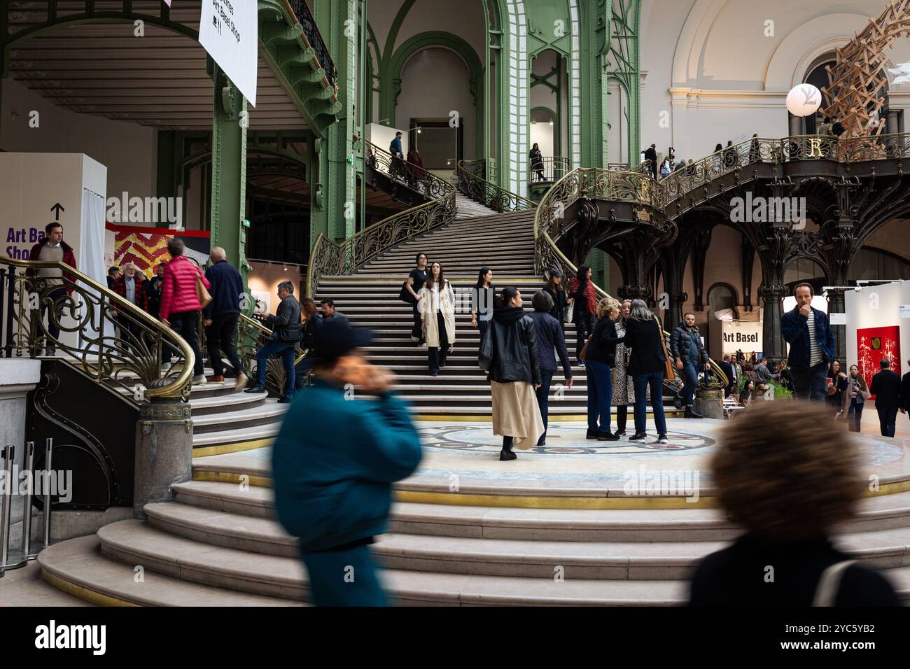 Paris, Frankreich. Oktober 2024. Besucher besuchen die Messe Art Basel für zeitgenössische Kunst im Grand Palais in Paris. Die dritte Ausgabe der Art Basel Paris, der Messe für zeitgenössische Kunst, ist nach drei Jahren Restaurierungsarbeiten am historischen Pariser Gebäude endlich in das Grand Palais gezogen. Die Veranstaltung findet vom 18. Bis 20. Oktober statt und umfasst 195 Galerien aus 42 Ländern. (Foto: Telmo Pinto/SOPA Images/SIPA USA) Credit: SIPA USA/Alamy Live News Stockfoto