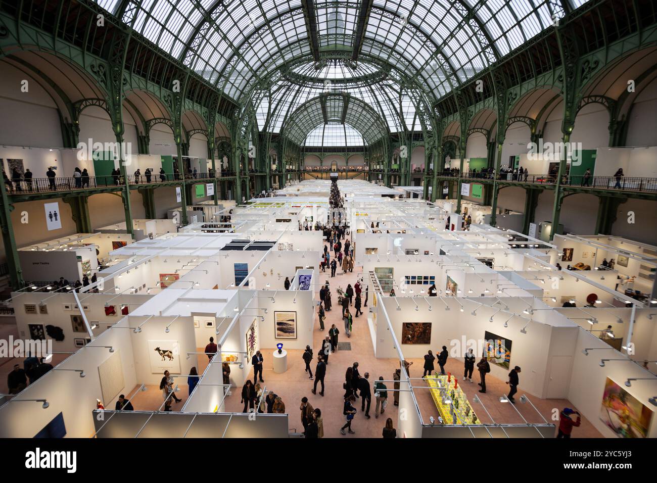 Paris, Frankreich. Oktober 2024. Allgemeiner Blick auf die Messe für zeitgenössische Kunst Art Basel im Grand Palais in Paris. Die dritte Ausgabe der Art Basel Paris, der Messe für zeitgenössische Kunst, ist nach drei Jahren Restaurierungsarbeiten am historischen Pariser Gebäude endlich in das Grand Palais gezogen. Die Veranstaltung findet vom 18. Bis 20. Oktober statt und umfasst 195 Galerien aus 42 Ländern. Quelle: SOPA Images Limited/Alamy Live News Stockfoto