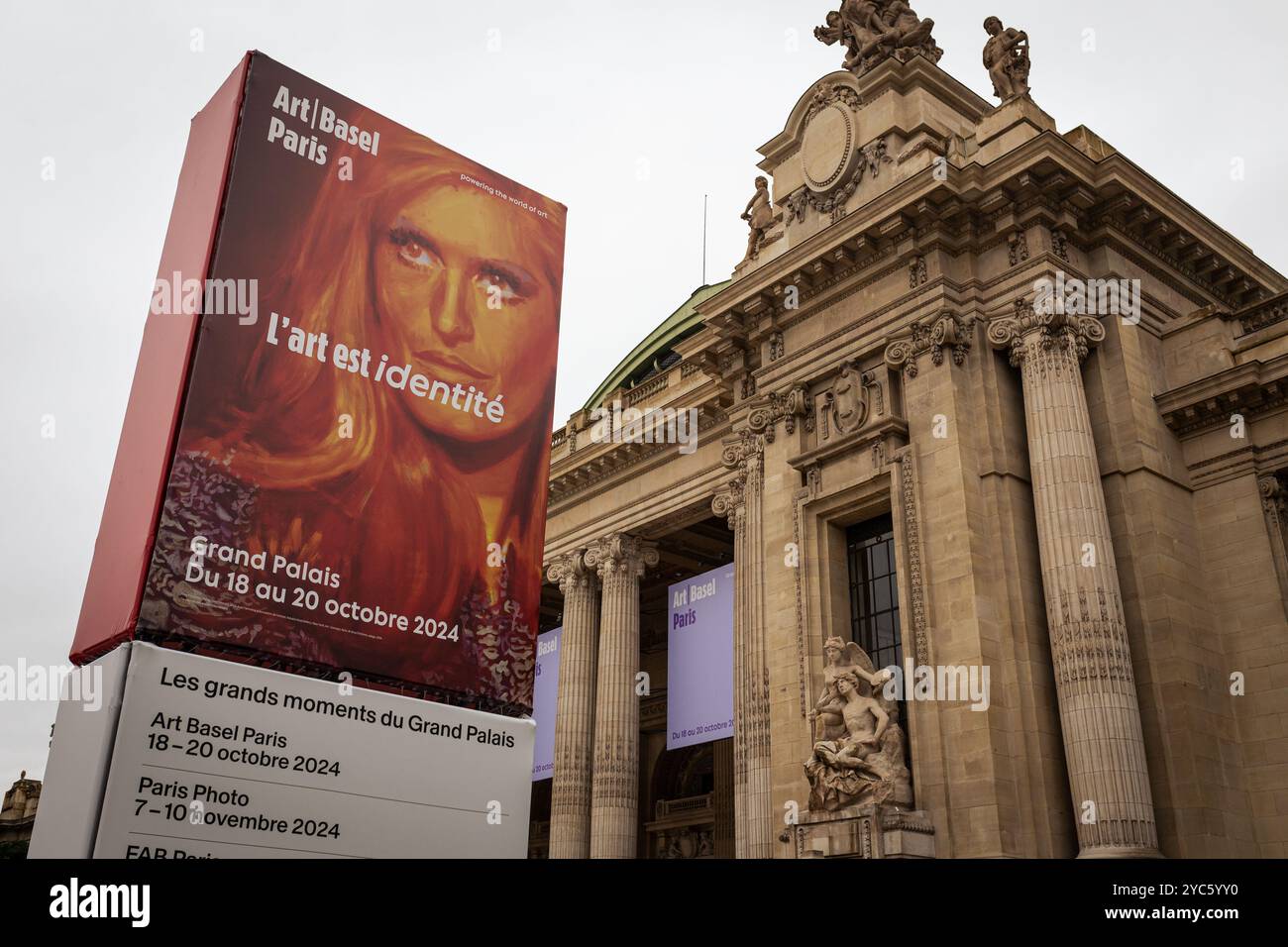 Paris, Frankreich. Oktober 2024. Eintritt zum Grand Palais mit dem Poster für die diesjährige Ausgabe der Art Basel Paris. Die dritte Ausgabe der Art Basel Paris, der Messe für zeitgenössische Kunst, ist nach drei Jahren Restaurierungsarbeiten am historischen Pariser Gebäude endlich in das Grand Palais gezogen. Die Veranstaltung findet vom 18. Bis 20. Oktober statt und umfasst 195 Galerien aus 42 Ländern. Quelle: SOPA Images Limited/Alamy Live News Stockfoto