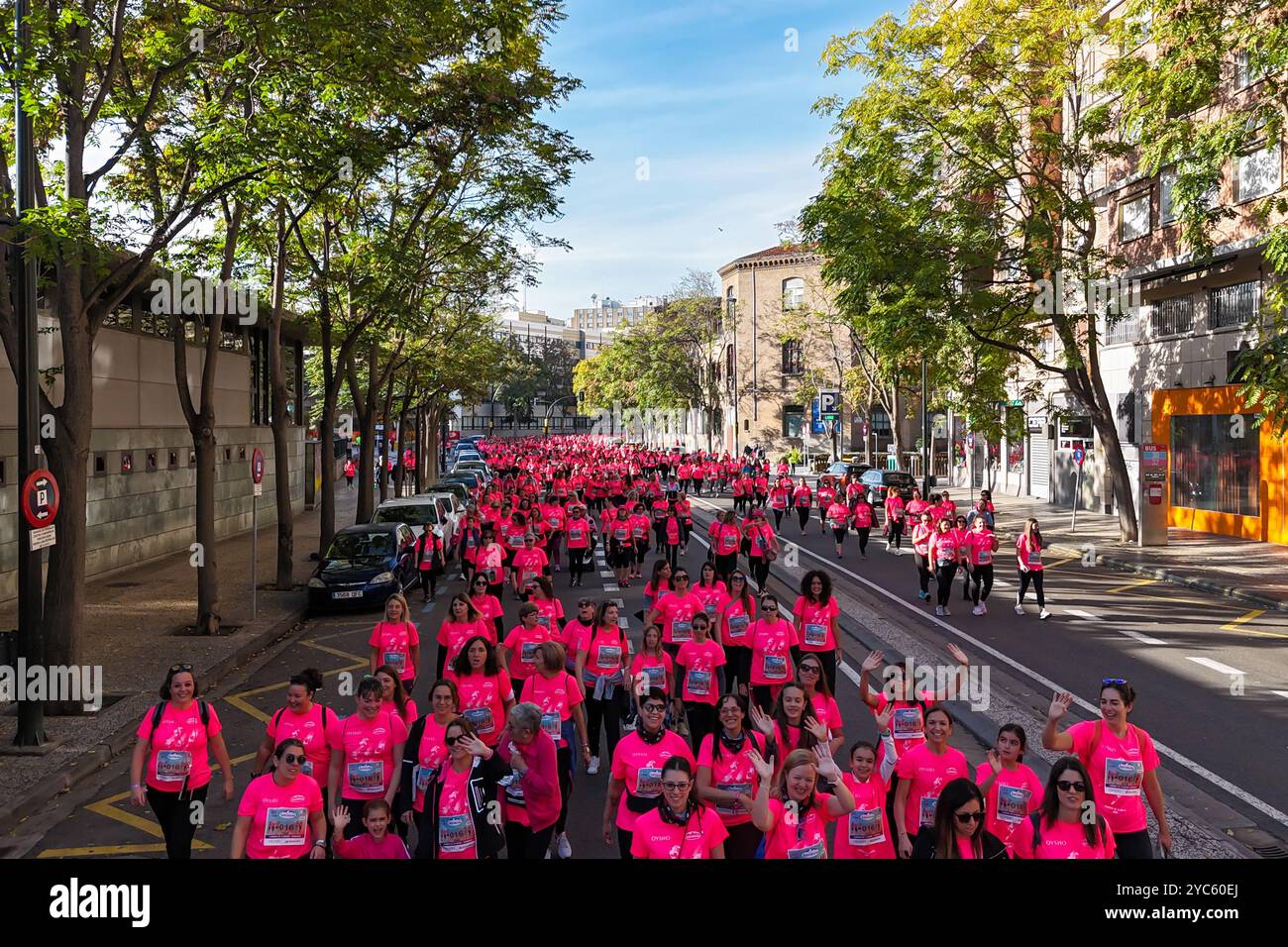 Luftaufnahme von La Carrera de la Mujer in Zaragoza, Spanien. Saragossa wird am Sonntag im Frauenrennen rosa, 14.000 Rennnummern sind ausverkauft, A Stockfoto