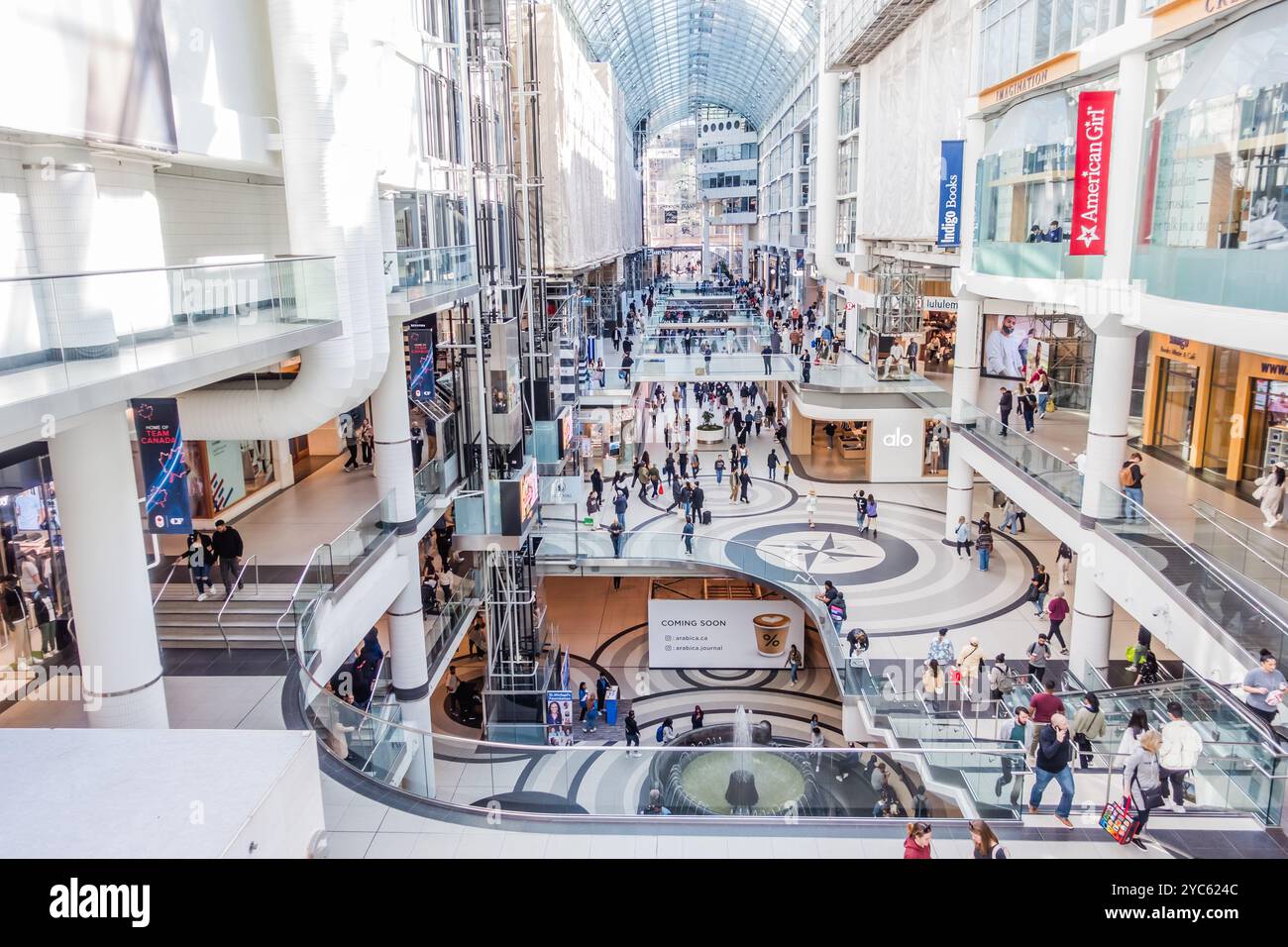 Das Innere des Toronto Eaton Centre mit Einkaufsmöglichkeiten tagsüber Stockfoto