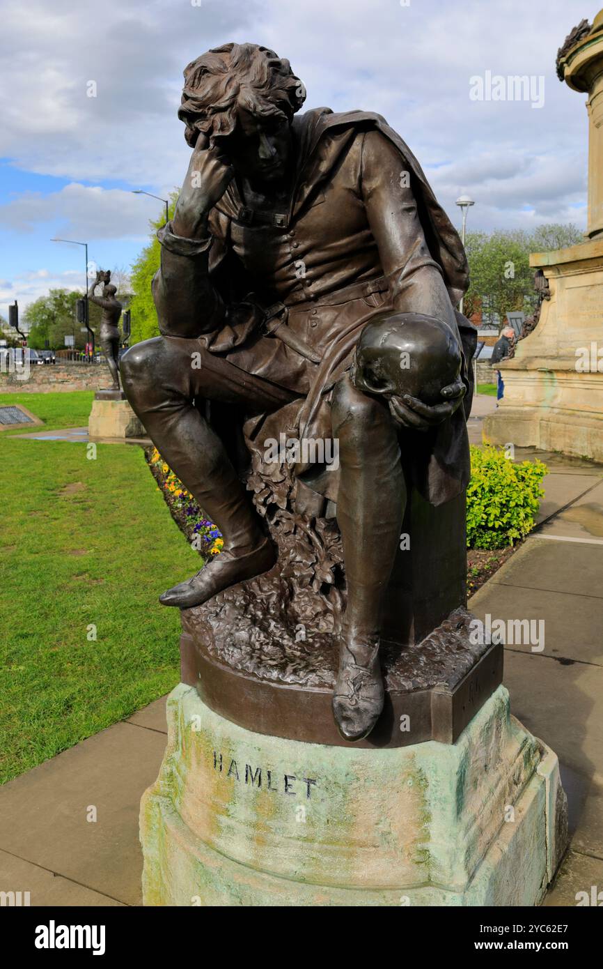 Statue von Hamlet am Gower Memorial in Bancroft Gardens, Stratford upon Avon, Warwickshire, England das Denkmal zeigt eine Statue von William Shake Stockfoto