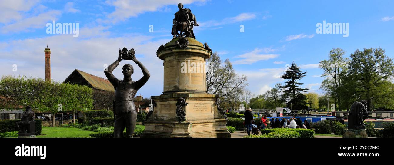 Das Gower Memorial in Bancroft Gardens, Stratford upon Avon, Warwickshire, England das Denkmal zeigt eine Statue von William Shakespeare und vier Saiblinge Stockfoto