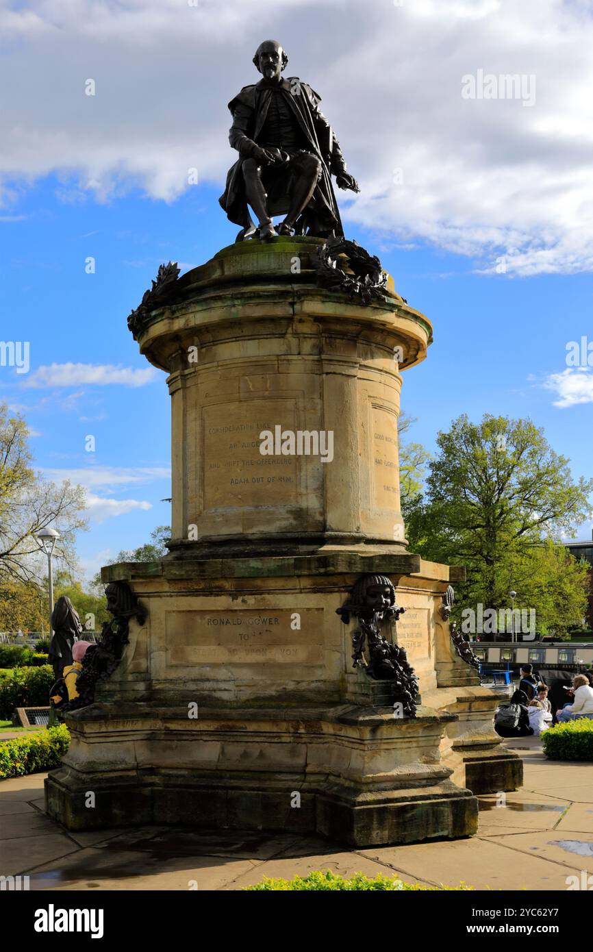 Das Gower Memorial in Bancroft Gardens, Stratford upon Avon, Warwickshire, England das Denkmal zeigt eine Statue von William Shakespeare und vier Saiblinge Stockfoto